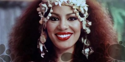 Cantora popular por excelência, vendendo mais de 4 milhões discos durante sua carreira, Clara Nunes traçou sua trajetória entoando o canto de orixás e exaltando a beleza do cotidiano e da ancestralidade das mulheres negras. Clara não foi apenas cantora e compositora, foi uma figura representativa da música popular brasileira, dos ritmos nativos e do folclore nacional.